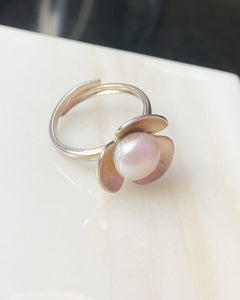 Anillo flor perla