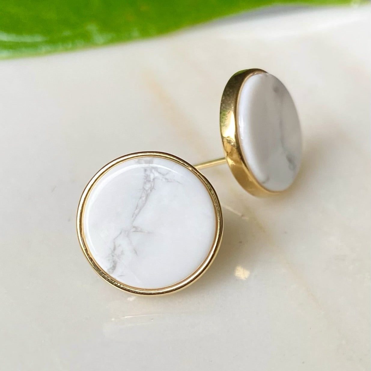 Aretes ciclo Howlita blanca