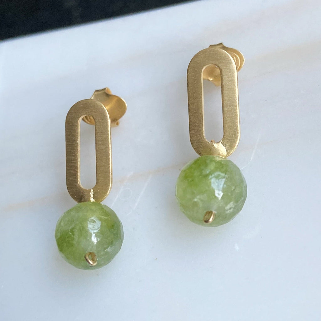 Aretes calcita verde con diseño de ovalo plano, esfera facetada y baño en oro de 18k.