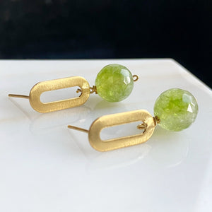 Aretes calcita verde largos con esfera facetada y diseño elegante en oro de 18k.