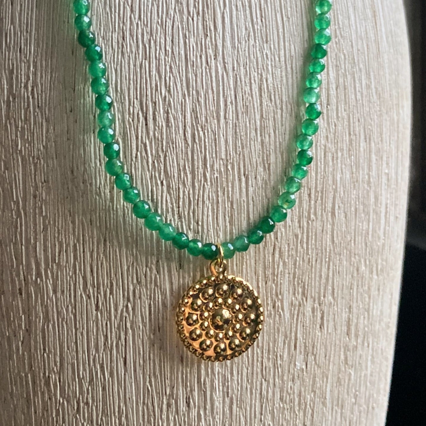 Collar ágata verde y medalla martillada con piedras naturales y baño en oro de 18K.