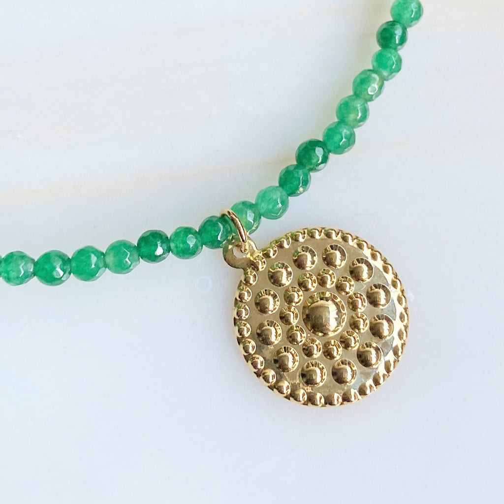 Collar ágata verde y medalla martillada en oro de 18K con piedras naturales verdes.