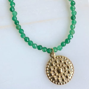 Collar ágata verde y medalla martillada con piedras naturales y baño en oro de 18K.