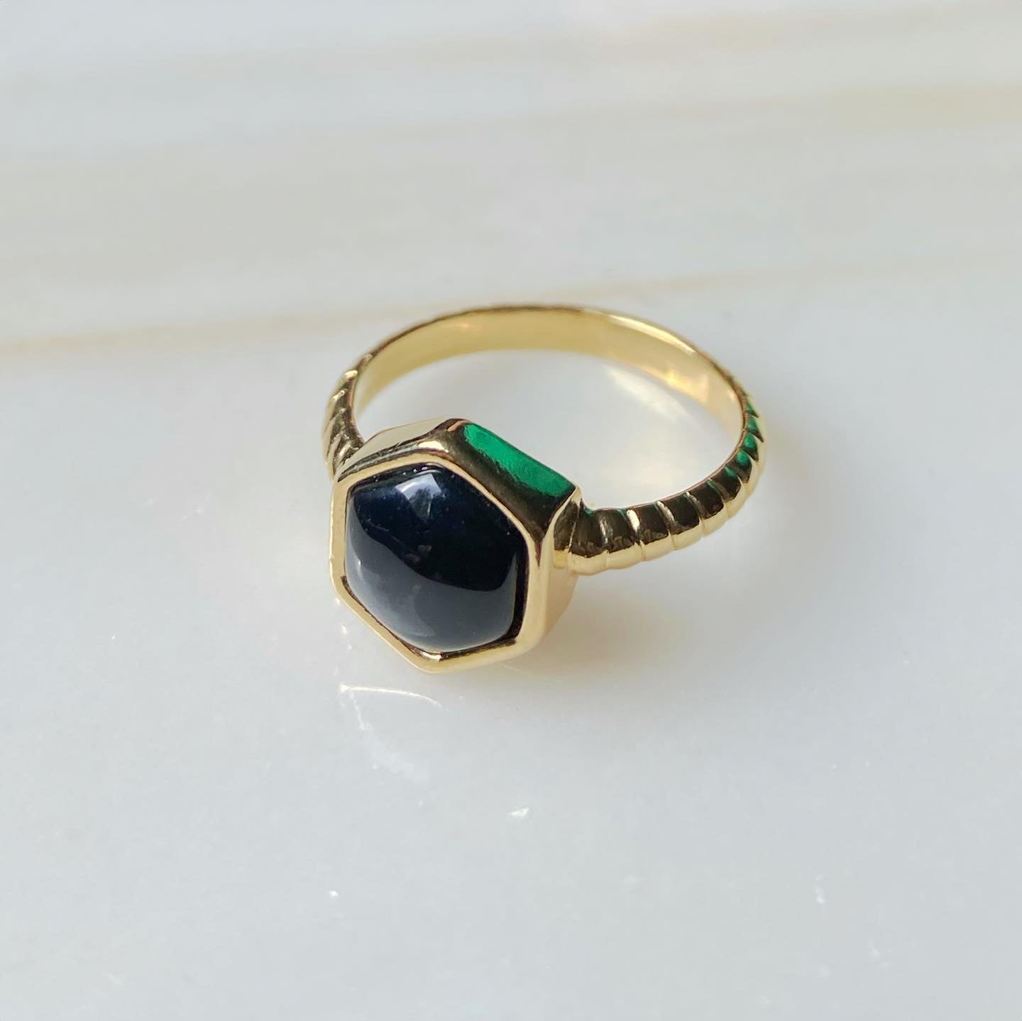 Anillo hexágono ónix